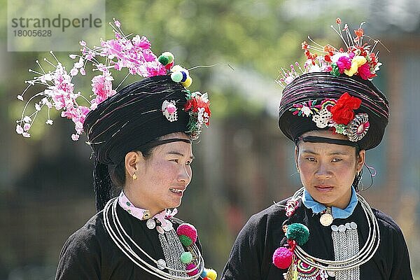 Stamm der ethnischen Minderheit der Achang  zwei Frauen  Nahaufnahme der Häupter  Husa  West-Yunnan  China  Marsch  Asien