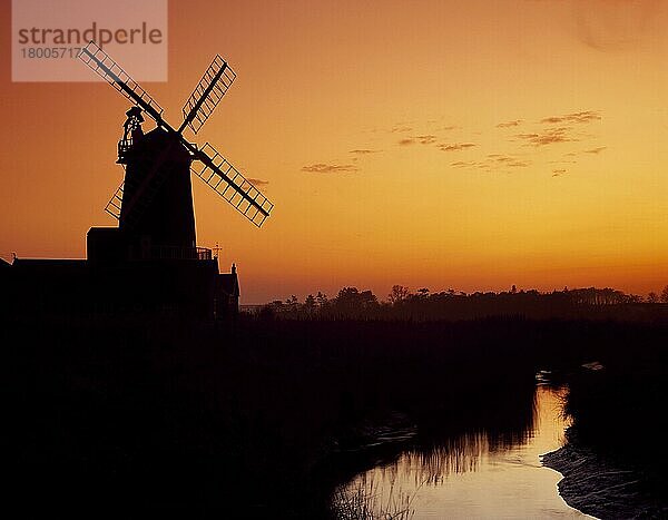 Windmühle als Silhouette bei Sonnenuntergang  Windmühle Cley  Cley-next-the-Sea  Nord-Norfolk  England  Großbritannien  Europa