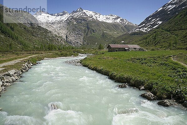 Blick auf den Fluss im Bergtal  Rhone  Grimselpass  Berner Oberland  Schweiz  Juni  Europa