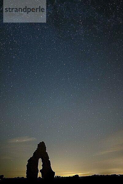 Kirchenruinen und Sterne bei Nacht  Midley Church  Romney Marsh  Kent  England  September