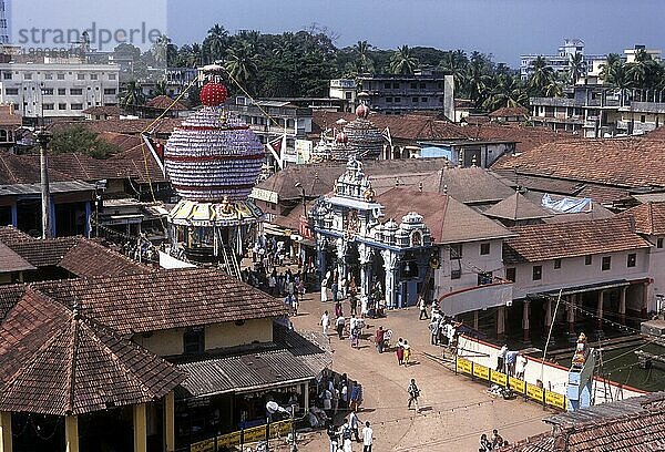 Krishna-Tempel und Udupi-Stadt aus der Vogelperspektive  Karnataka  Indien  Asien