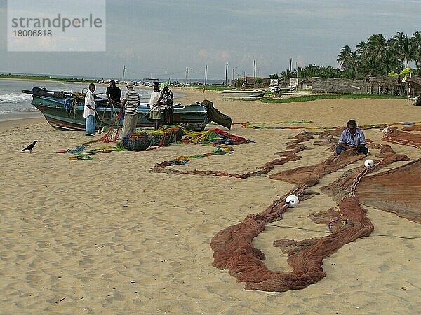 Reparieren von Fischernetzen am Strand von Negombo Sri Lanka
