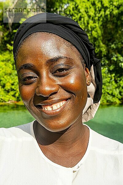Freundliche junge Studentin  Yankari-Nationalpark  Ost-Nigeria