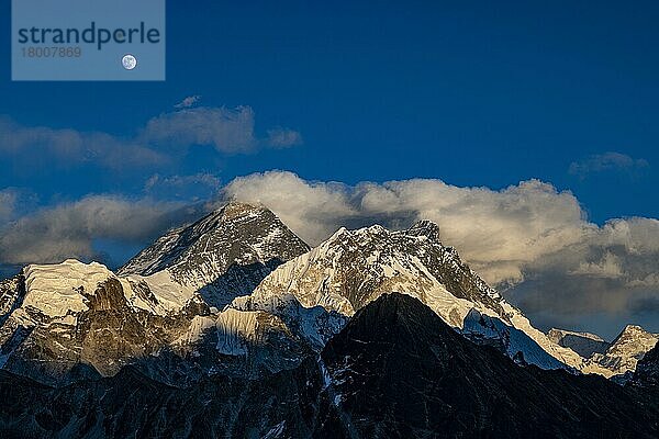 Ausblick im Abendlicht vom Renjo La Paß 5417m nach Osten auf Himalaya mit Mount Everest  8848 m  Khumbu Himal  Himalaya  Nepal  Asien