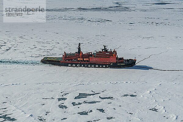 Luftaufnahme des Eisbrechers 50 years of victory auf dem Weg zum Nordpol beim Durchbrechen des Eises  Arktis