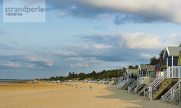 Blick auf Sandstrand und erhöhte Strandhütten  Holkham Bay  Wells-next-the-sea  Norfolk  England  Juli