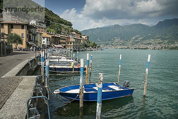 Bootsliegeplätze in der Stadt auf der Seeinsel  Peschiera Maraglio  Monte Isola  Lago d'Iseo  Val Camonica  Zentralalpen  Brescia  Lombardei  Italien  Juli  Europa