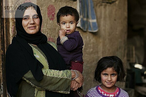 Palästinensische Flüchtlinge  Frauen und Kinder  Palästinensisches Flüchtlingslager  Jerash  Jordanien  November  Asien