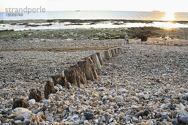 Überreste eines Wellenbrechers am Strand bei einlaufender Flut im Morgengrauen  Bembridge  Isle of Wight  England  Juni