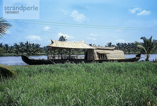 Das Kettuvallam ist ein in Kerala weit verbreitetes Hausboot mit einem strohgedeckten Dach über einem Holzrumpf. Das Kettuvallam oder Boot mit Knoten wird so genannt  weil in Knoten gebundene Kokosseile die gesamte Struktur des Bootes zusammenhalten