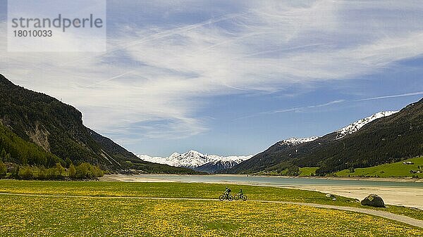 Zwei Radfahrer am Reschensee und in den Ortlerbergen im Vinschgau  Südtirol  Italien  Europa