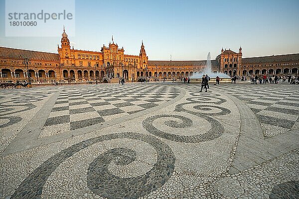 Kunstvolles gepflasterter Boden  Plaza de España im Abendlicht  Sevilla  Andalusien  Spanien  Europa