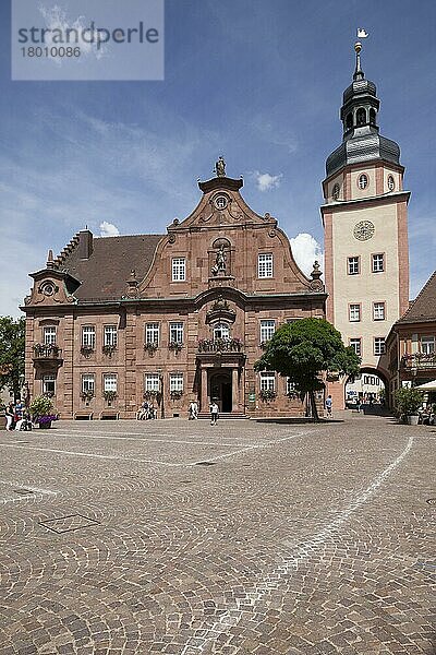Rathaus und Rathausturm am Marktplatz  Ettlingen  Schwarzwald  Baden-Württemberg  Deutschland  Europa