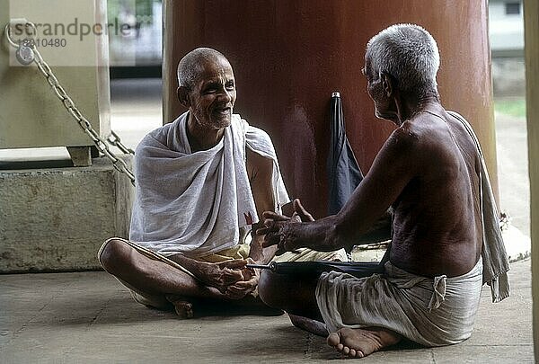 Zwei alte Männer plaudern fröhlich im Tempel  Kochi  Cochin  Kerala  Indien  Asien
