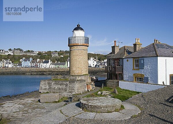 Leuchtturm im Küstendorf  Portpatrick Lighthouse  Portpatrick Harbour  Portpatrick  Rhins of Galloway  Dumfries and Galloway  Schottland  Oktober