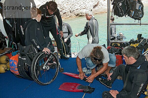 Behinderte Taucher an Bord von Tauchschiff  Rollstuhlfahrer  Behindertentauchen