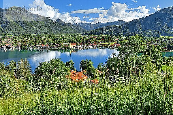 Seepanorama mit Ortsansicht und Pfarrkirche  Rottach-Egern  Tegernsee  Mangfallgebirge  Bayerisches Alpenvorland  Oberbayern  Bayern  Deutschland  Europa