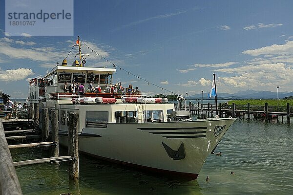 Chiemsee  Anleger für Ausflugsboote der Chiemsee Schifffahrt  Insel Herrenchiemsee  August  Chiemgau  Bayern  Deutschland  Europa