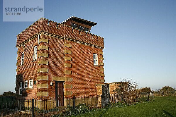 Ehemaliger Aussichtsturm der Küstenwache und Horchposten der Marconi-Kriegszeit  auf der Klippenspitze der Küste im Morgengrauen  Old Hunstanton  Norfolk  England  September