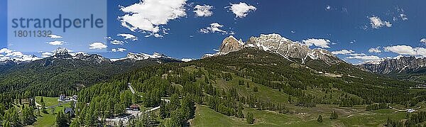 180 Grad Panorama von Cortina d'Ampezzo  dahinter die Cristallo Gruppe  Ampezzaner Dolomiten  Alpen  Venetien  Italien  Europa