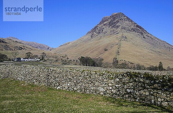 Blick über die Trockensteinmauer in Richtung Fallen  Yewbarrow  Bowderdale  Wasdale Valley  Lake District N. P. Cumbria  England  Februar