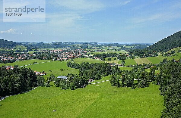 Blick aus der Kampenwandbahn auf Aschau  August  Chiemgau  Aschau  Bayern  Deutschland  Europa