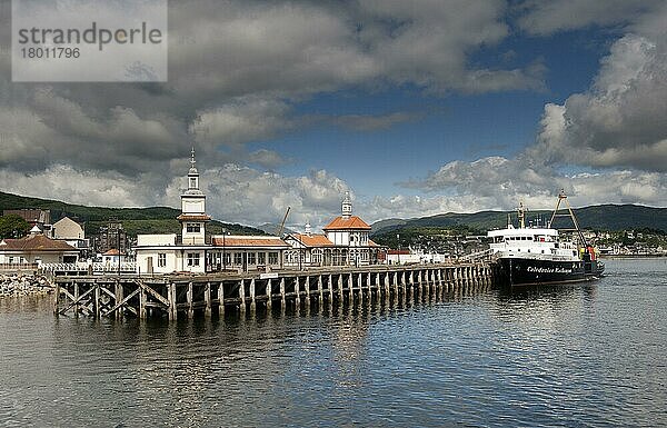 Einlaufen der Caledonian McBrayne-Fähre in den Hafen  Dunoon Quay  Dunoon  Firth of Clyde  Argyll and Bute  Schottland  August