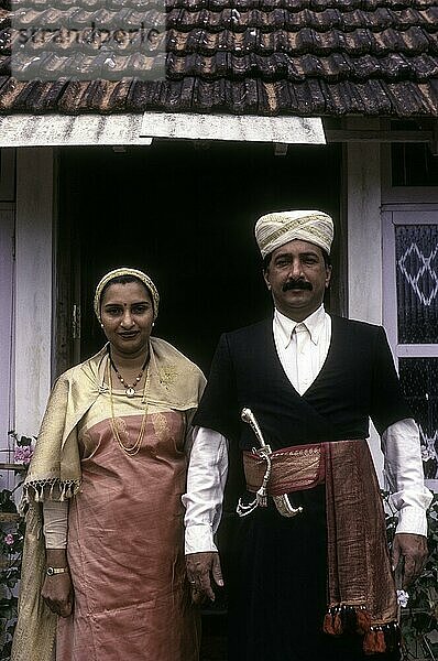 Kodava-Paar in traditionellem Haus vor seinem Haus  Kodagu Coorg  Karnataka  Indien  Asien