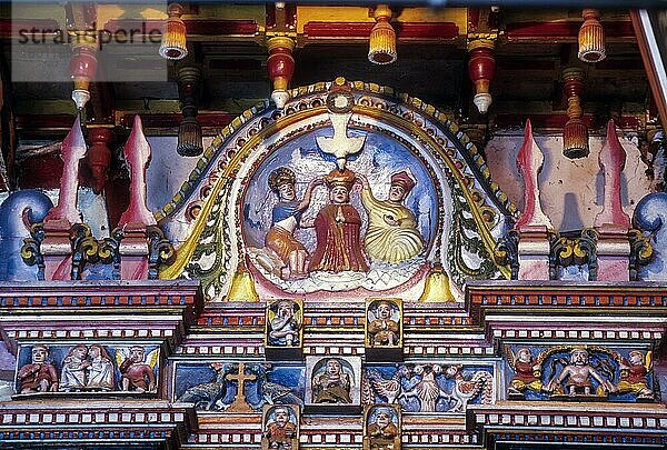 Wandmalereien und Holzschnitzereien in der Kirche St. Mary's Knanaya  Valiyapally in Kottayam  erbaut 1550 n. Chr.  Kerala  Indien  Asien