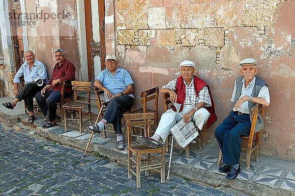 Türkische Männer sitzen vor Haus  Ayvalik  Cunda  Balikesir  Türkei  Asien