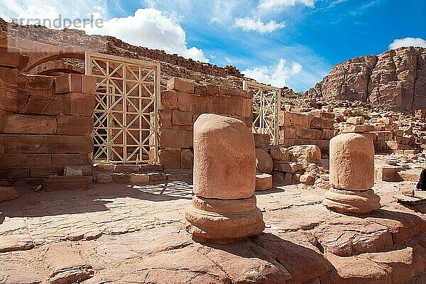 Säulen  römische Straße zum Qasr al-Bint Tempelkomplex  Archäologischer Park Petra  Jordanien  Kleinasien  Asien