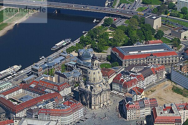 Elbe mit Frauenkirche und Albertinum  Altstadt  Dresden  Sachsen  Deutschland  Europa
