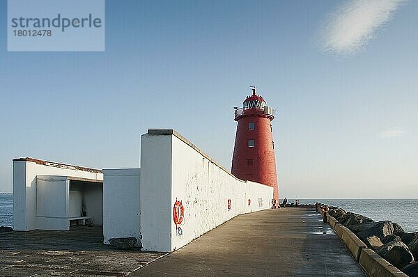 Leuchtturm auf der Seemauer zum Schutz der Hafeneinfahrt  Leuchtturm Poolbeg  Great South Wall  Dublin Port  Dublin Bay  Irland  November  Europa