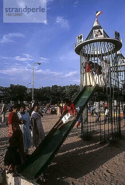 Spielende Kinder in einem Park  Indien  Asien
