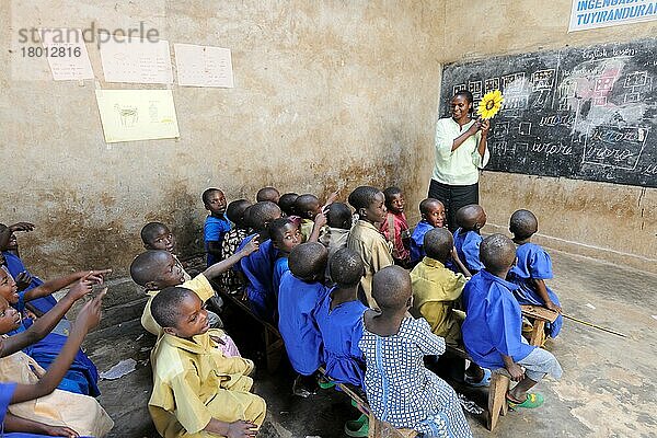 Kinder in der Schule in Kinigi  Vulkan-Nationalpark  Ruanda  Afrika