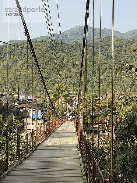 Hängebrücke über Fluss Nam Ou  Provinz Phongsali  Laos  Muang Kua  Asien