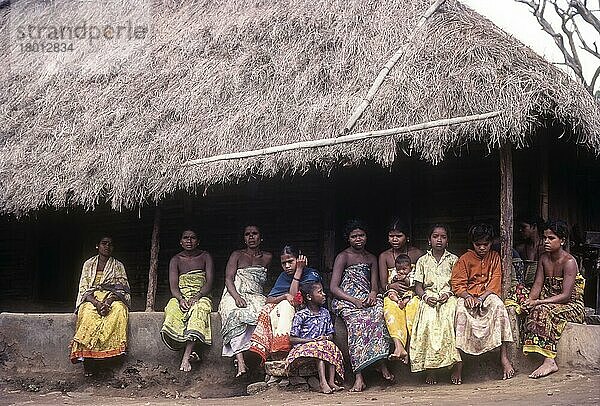 Eine Gruppe von Betta Kurumba  Bergstämme der Nilgiris  beim Sitzen in der Hütte in Mudumalai  Tamil Nadu  Indien  Asien