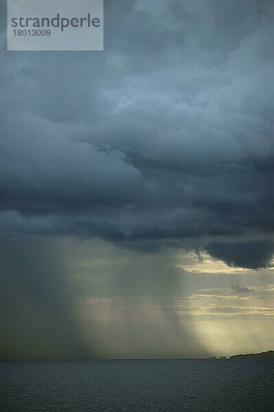 Regensturm nähert sich in der Abenddämmerung über dem Meer  Raja Ampat Inseln (Vier Könige)  West Papua  Neuguinea  Indonesien  Dezember  Asien