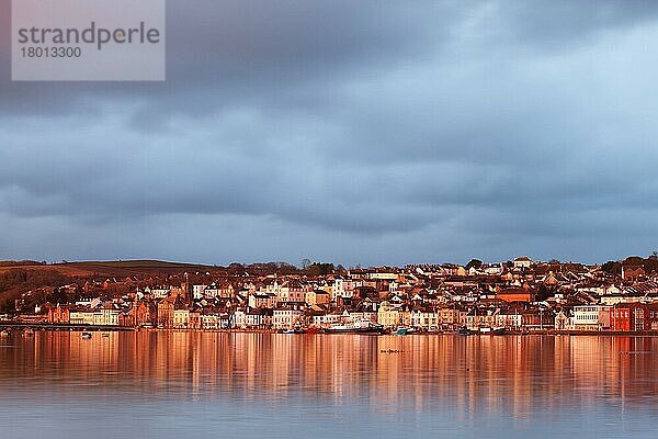 Blick über die Flutmündung bei Flut in Richtung Stadt  mit Regenwolken  die sich bei Sonnenaufgang über der Stadt sammeln  River Torridge  Bideford Quay  Bideford  Nord-Devon  England  Januar