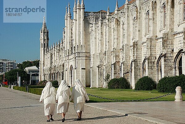 Drei Nonnen gehen vor dem spätgotischen Kloster  Hieronymiten-Kloster (Mosteiro dos Jeronimos)  Belem  Lissabon  Portugal  November  Europa