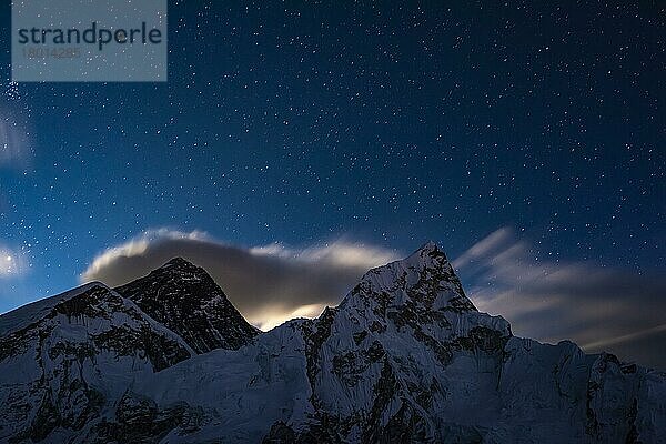 Aussicht bei Nacht vom Kala Patthar auf Mount Everest  Chomolungma  Sagarmatha  8848m  und Nuptse Westflanke  7861m  Sagarmatha Nationalpark  Solu Khumbu  Nepal  Asien