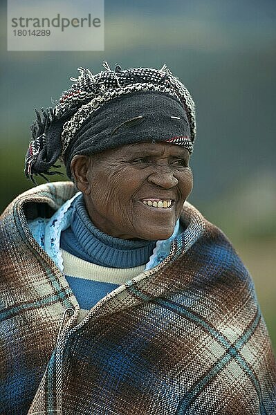 Alte Frau lächelnd  in eine Decke gehüllt  Distrikt Majola  Pondoland  Ostkap (Transkei)  Südafrika  Juli