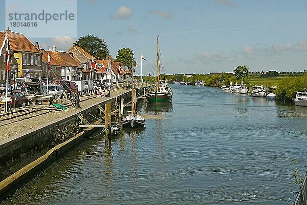 Blick auf Fluss  Boote und Kai in der historischen Stadt  Ribe  Jütland  Dänemark  Mai  Europa