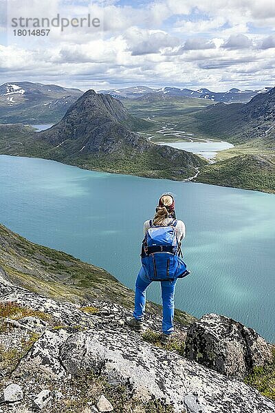 Wanderin auf der Besseggen Wanderung  Gratwanderung  See Gjende  Jotunheimen Nationalpark  Vågå  Innlandet  Norwegen  Europa