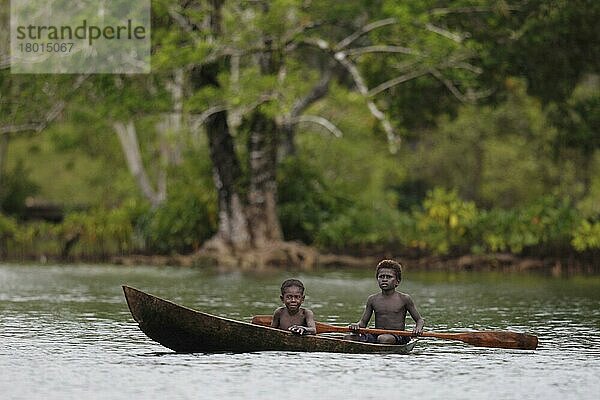 Zwei Jungen paddeln Einbaum  Insel Kolombangara  Salomon-Inseln  April