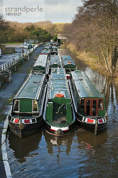 Schmale Boote am Kanal vertäut  Shropshire Union Canal  Bunbury  Cheshire  England  Januar