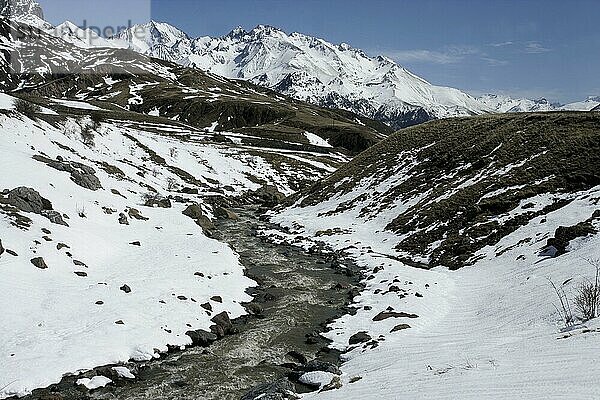 Blick auf Bergfluss und Schnee  Tena-Tal  Pyrenäen  Aragon  Spanien  Frühling  Europa