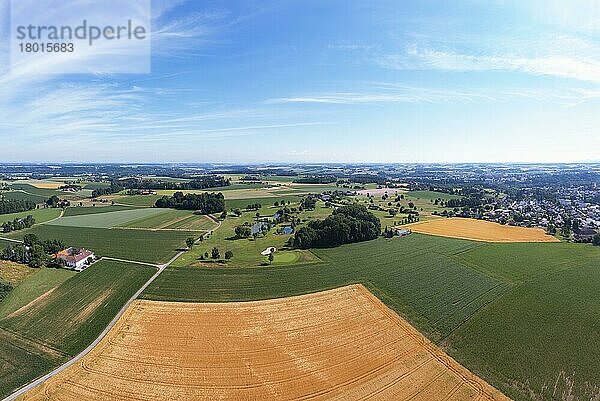 Drohnenaufnahme  Agrarlandschaft und Golfclub Herzog Tassilo bei Bad Hall  Traunviertel  Oberösterreich  Österreich  Europa