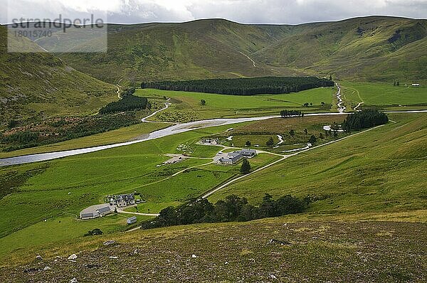 Blick auf Häuser und Fluss im Tal  Coignascallan  Fluss Findhorn  Findhorntal  Inverness-shire  Highlands  Schottland  August