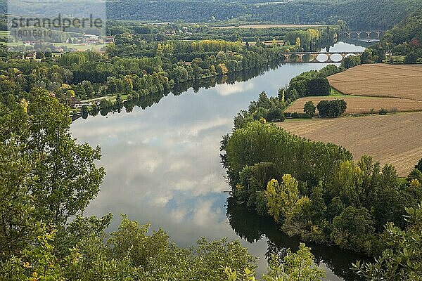 Blick auf große Flussmäander und Überschwemmungsgebiete  Cingle de Tremolat  Fluss Dordogne  Dordogne  Frankreich  Oktober  Europa